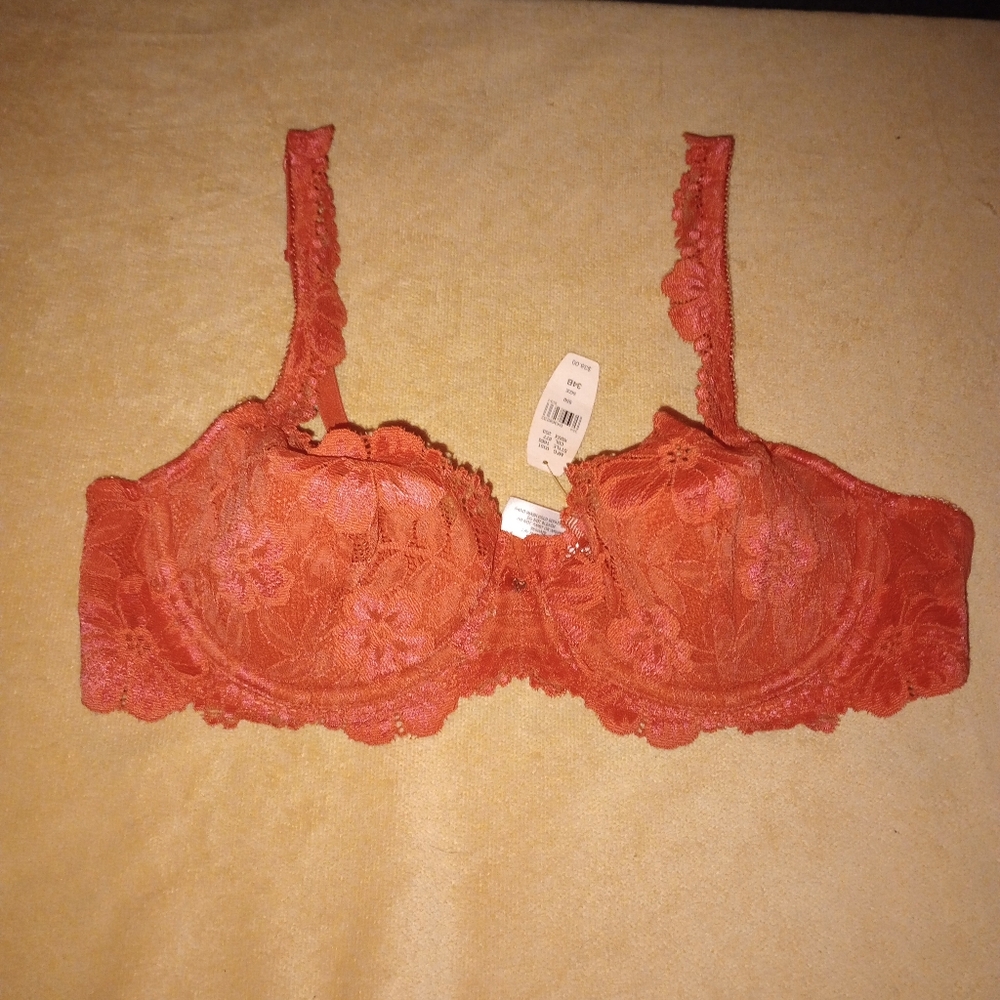 NWT Victoria Secret Size 34 B in Coral